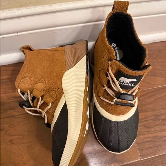 Sorel Out N About Youth - Size 1 - Picture 3 of 7